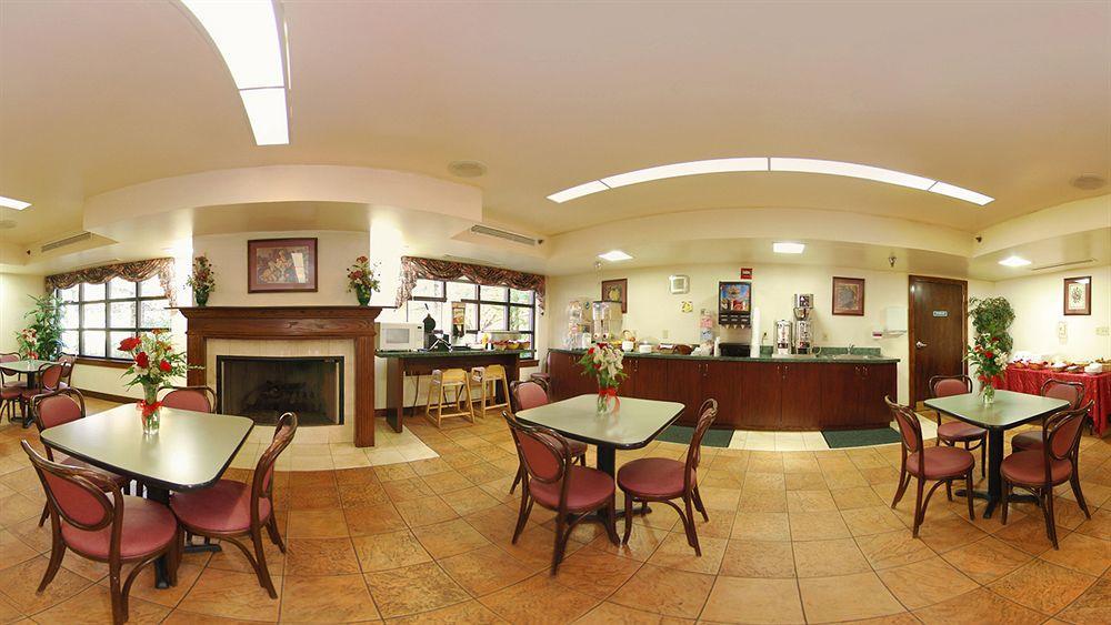 Clarion Inn & Suites Northwest Indianapolis Bagian luar foto