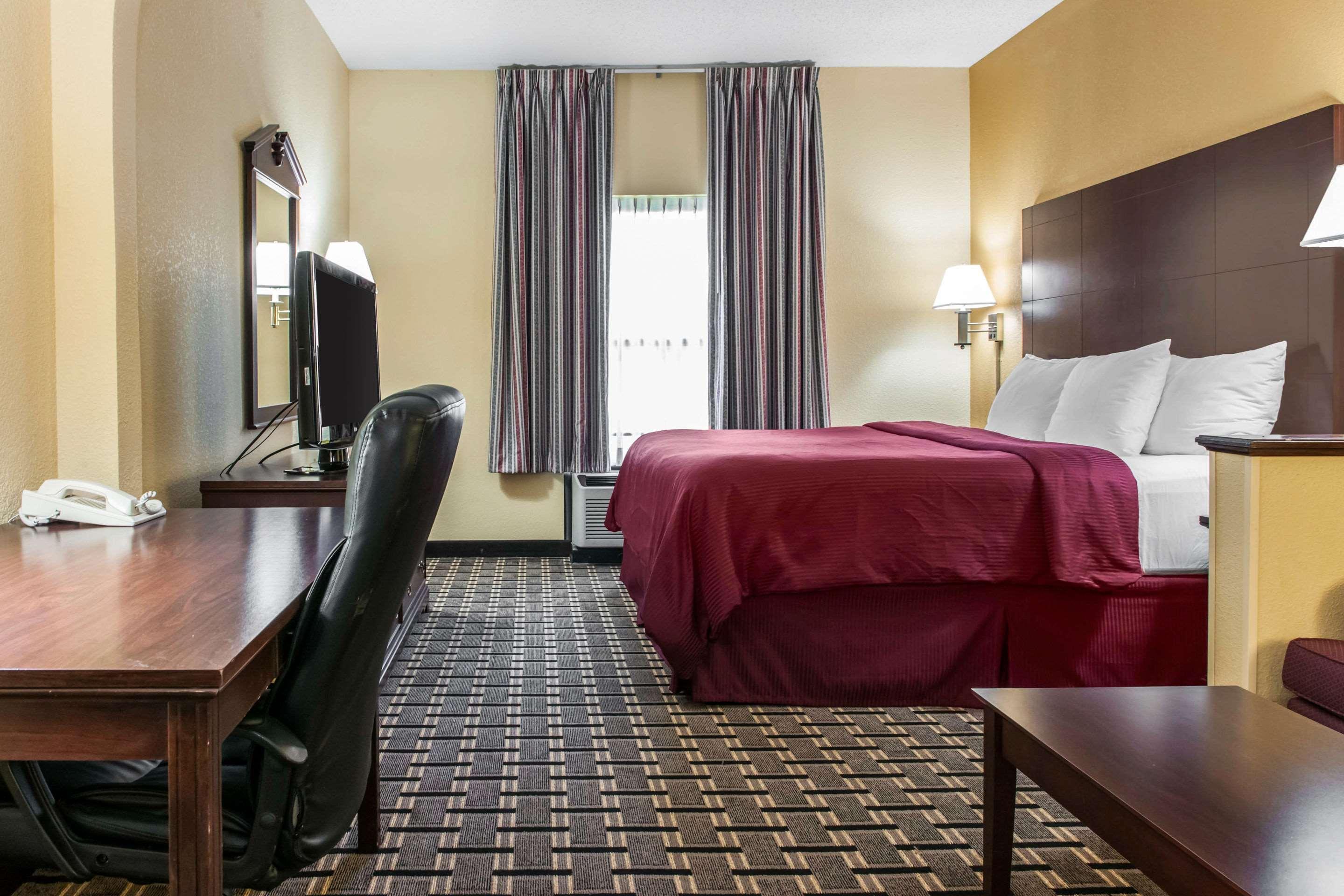 Clarion Inn & Suites Northwest Indianapolis Bagian luar foto