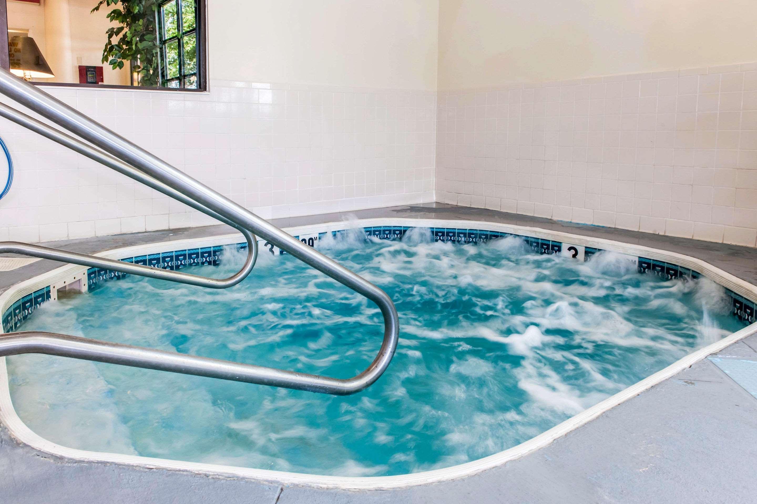 Clarion Inn & Suites Northwest Indianapolis Bagian luar foto