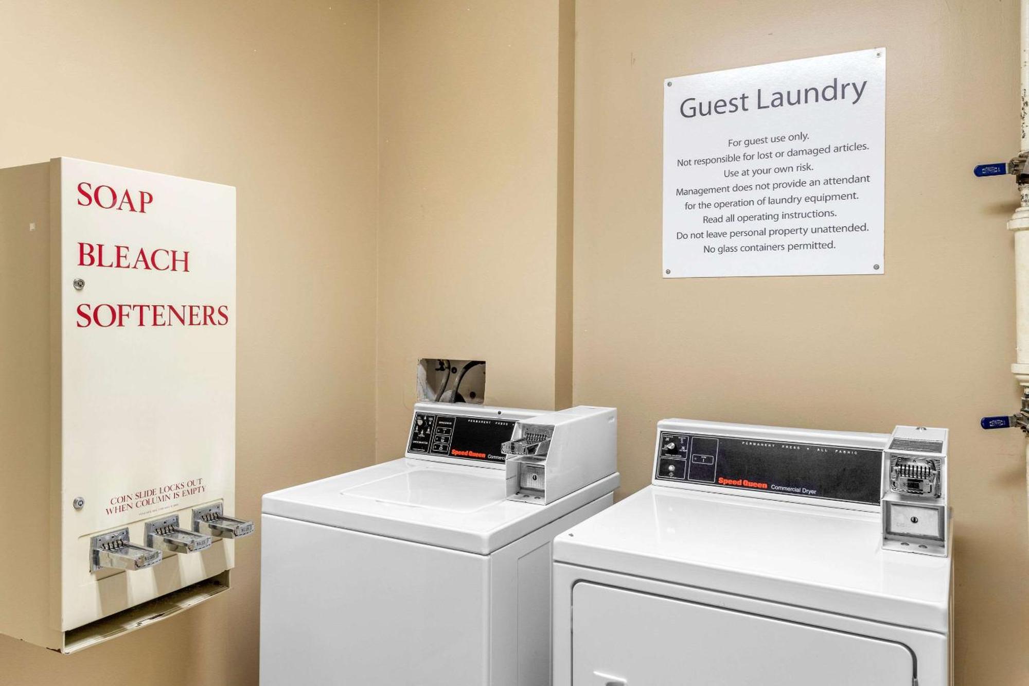 Clarion Inn & Suites Northwest Indianapolis Bagian luar foto