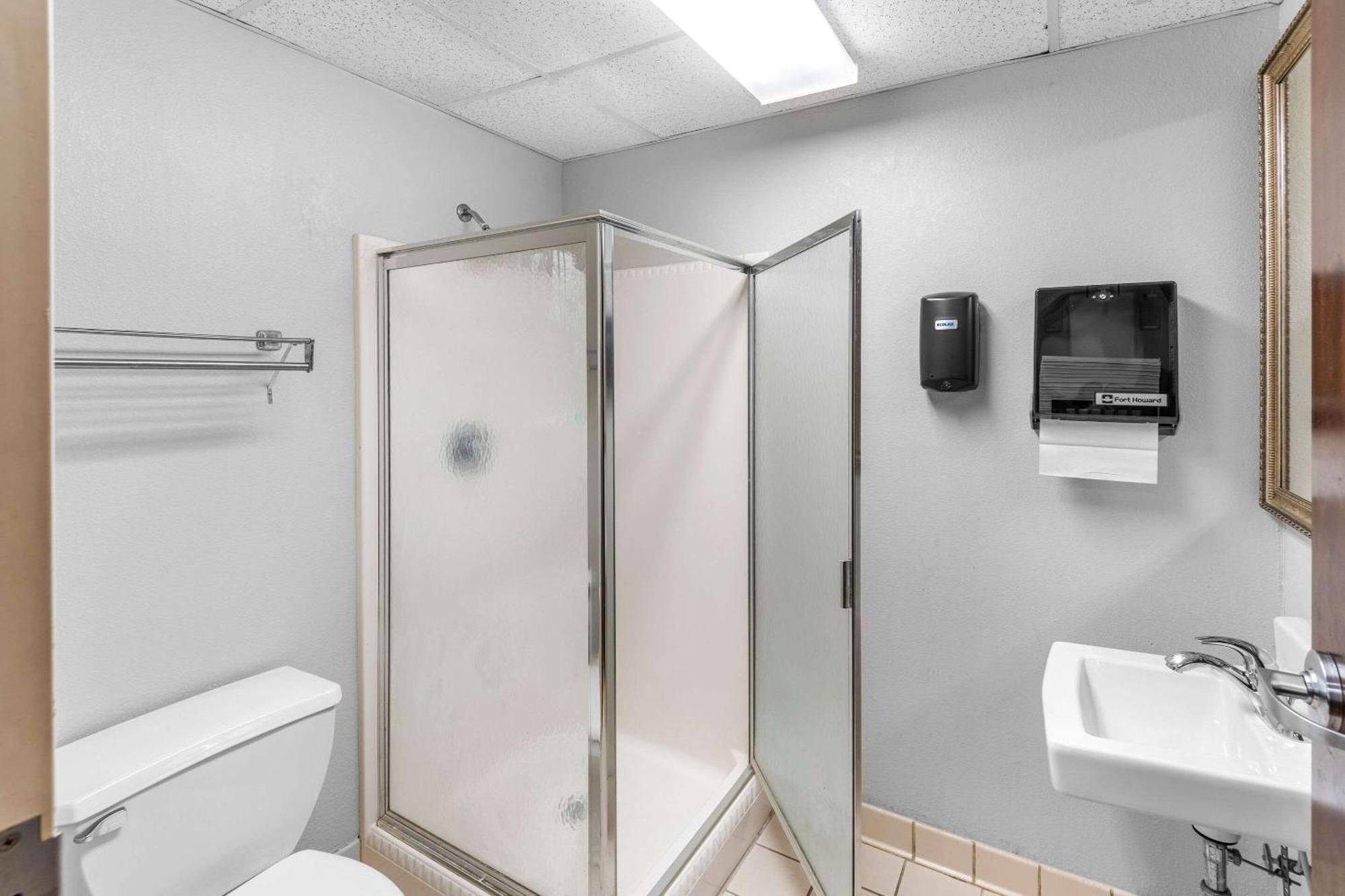 Clarion Inn & Suites Northwest Indianapolis Bagian luar foto