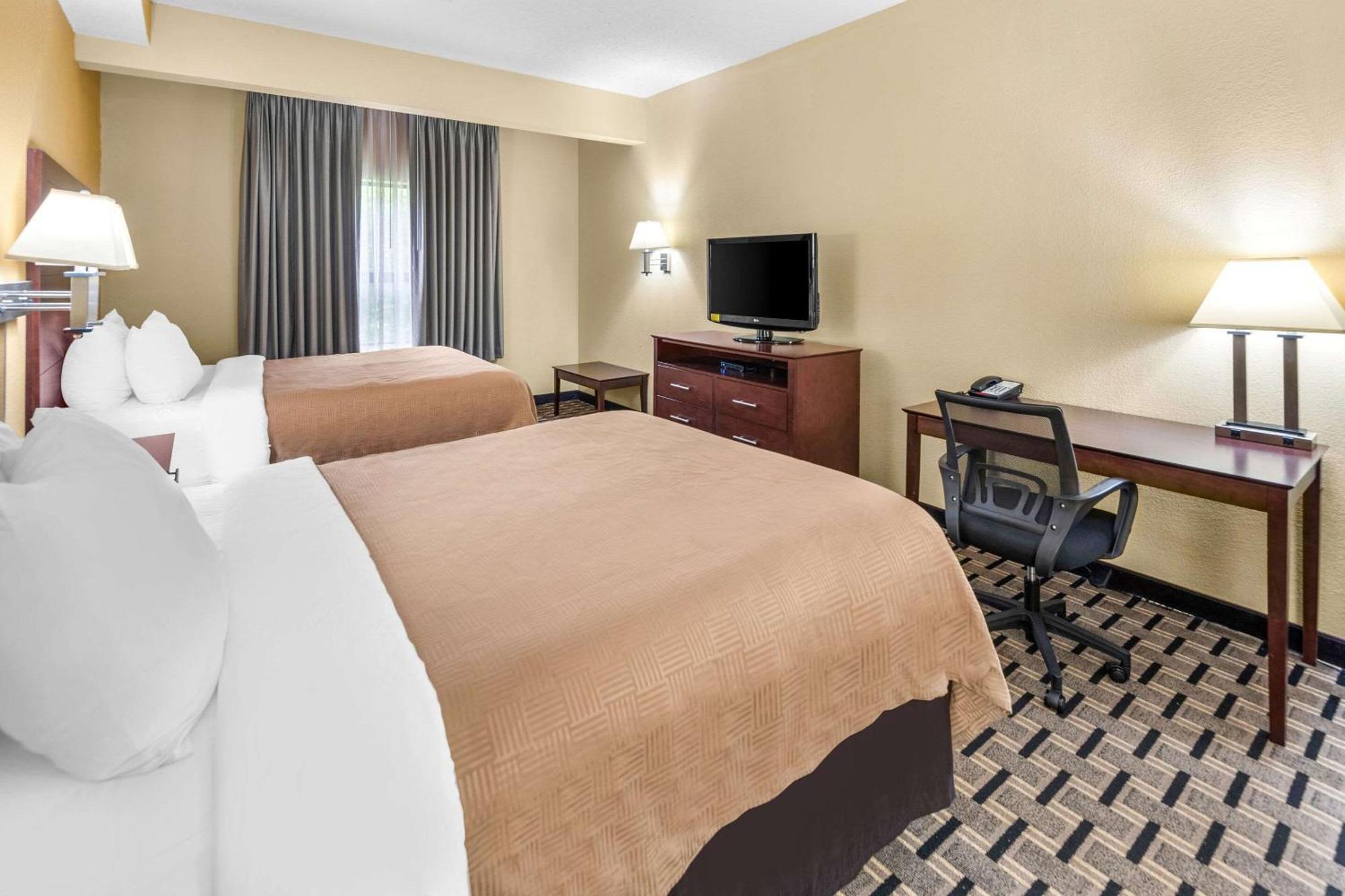 Clarion Inn & Suites Northwest Indianapolis Bagian luar foto