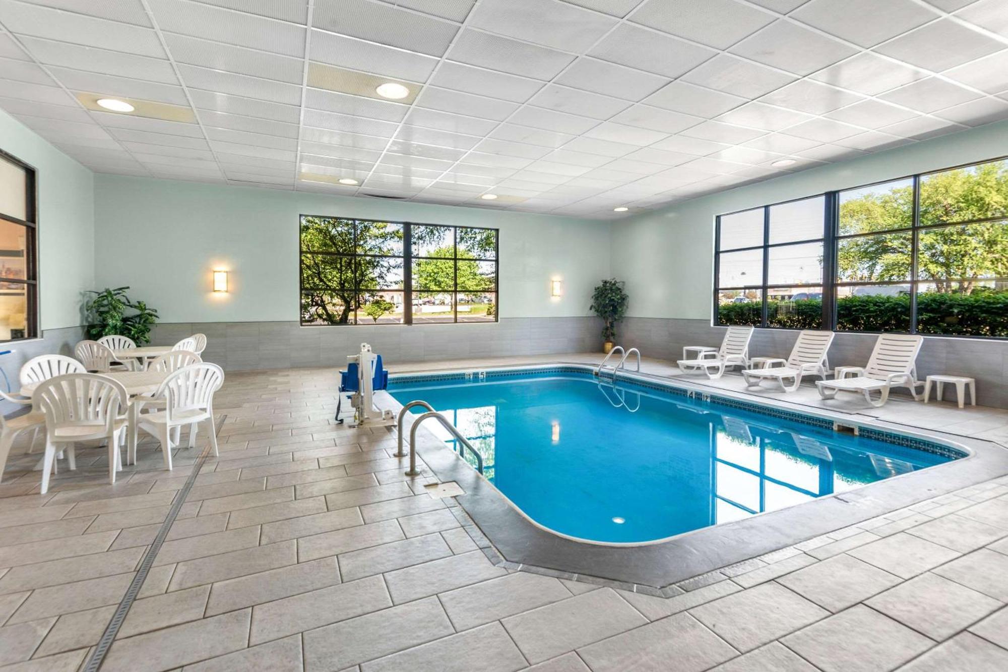 Clarion Inn & Suites Northwest Indianapolis Bagian luar foto