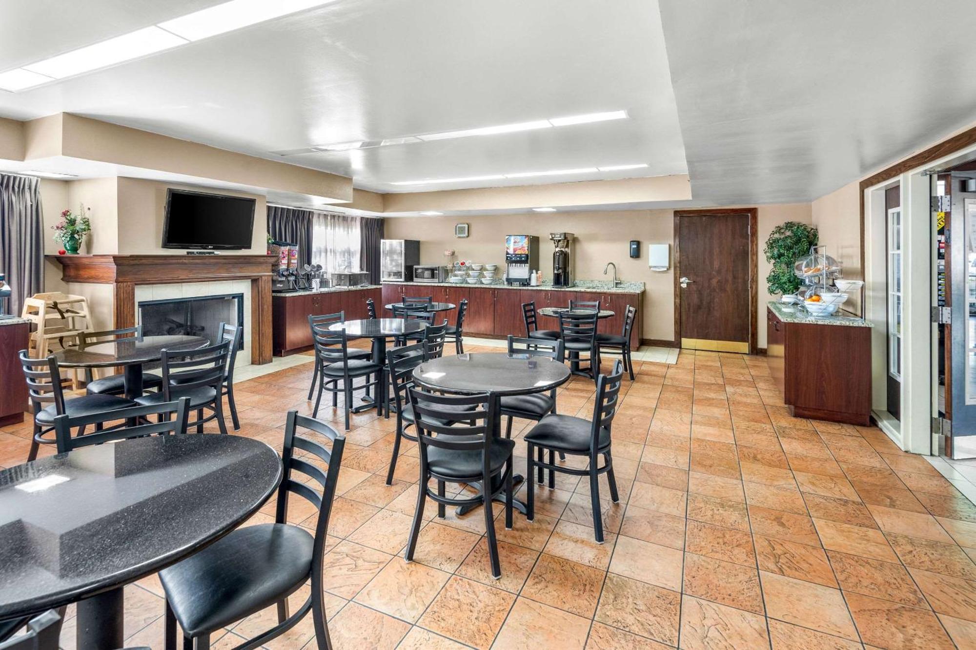Clarion Inn & Suites Northwest Indianapolis Bagian luar foto