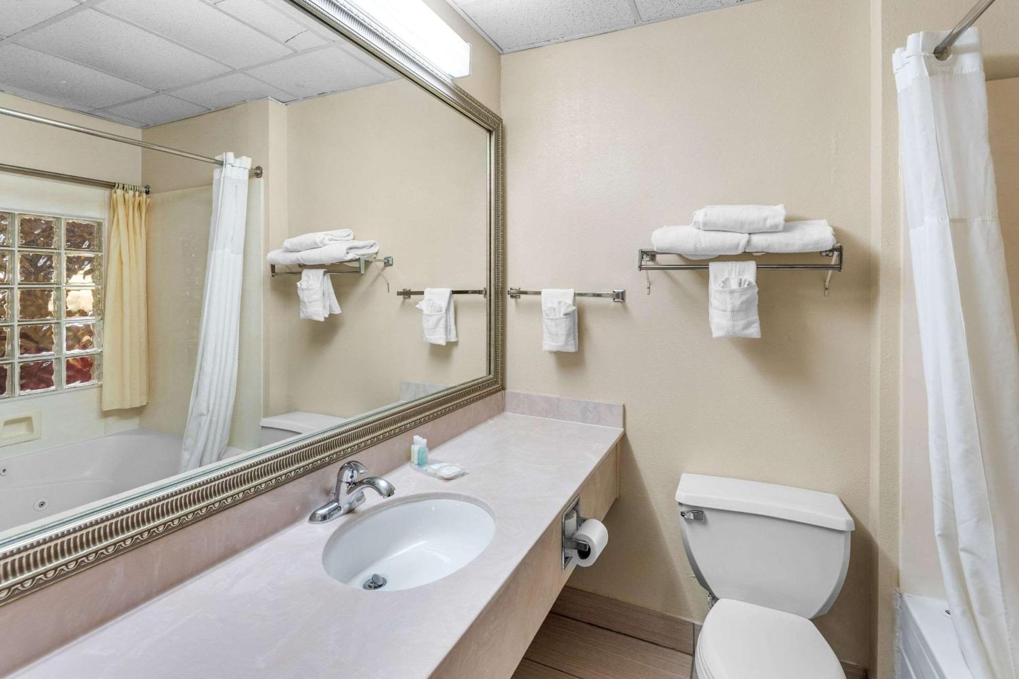 Clarion Inn & Suites Northwest Indianapolis Bagian luar foto
