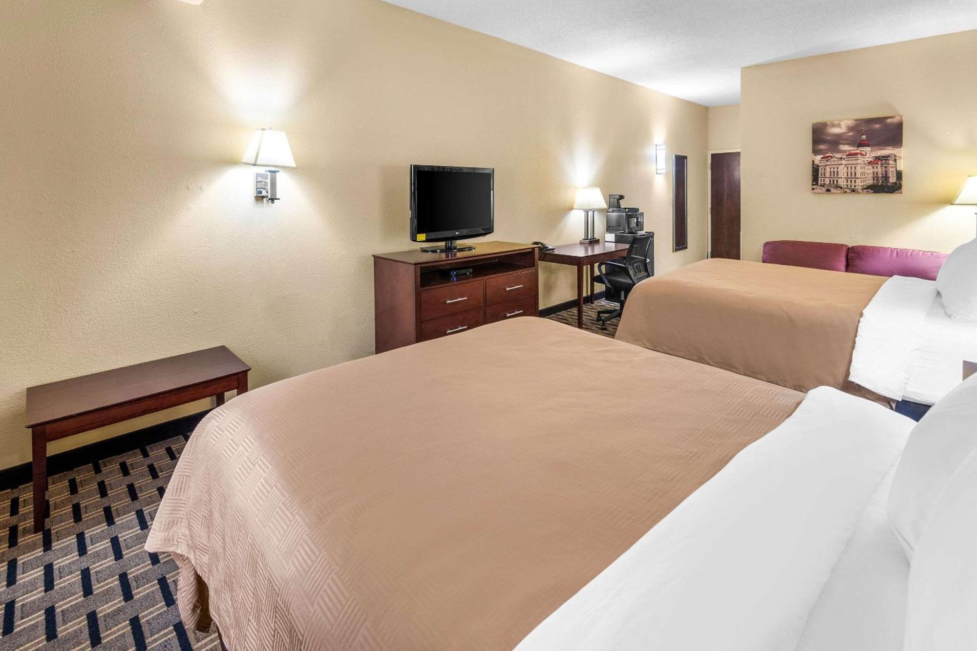 Clarion Inn & Suites Northwest Indianapolis Bagian luar foto