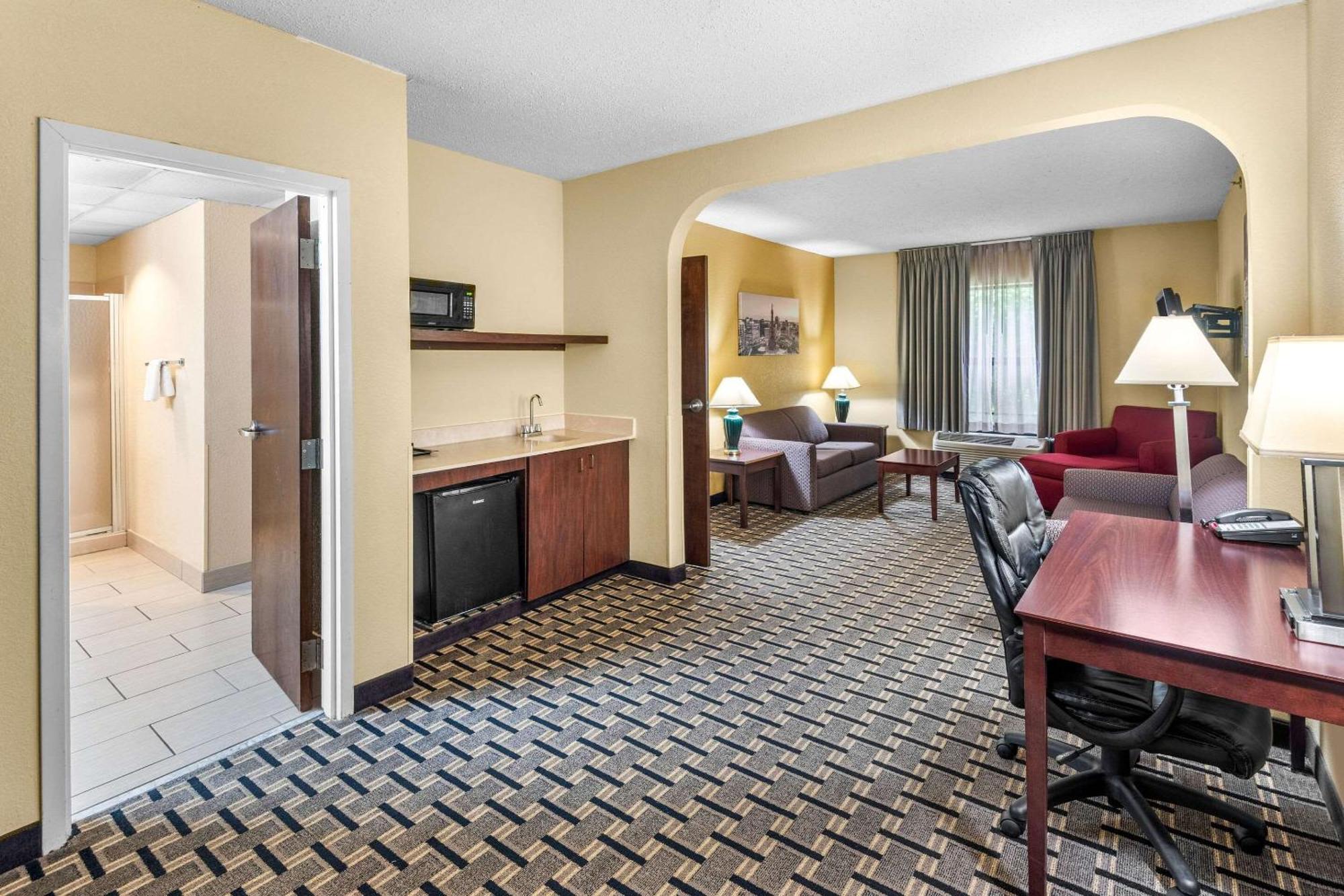 Clarion Inn & Suites Northwest Indianapolis Bagian luar foto