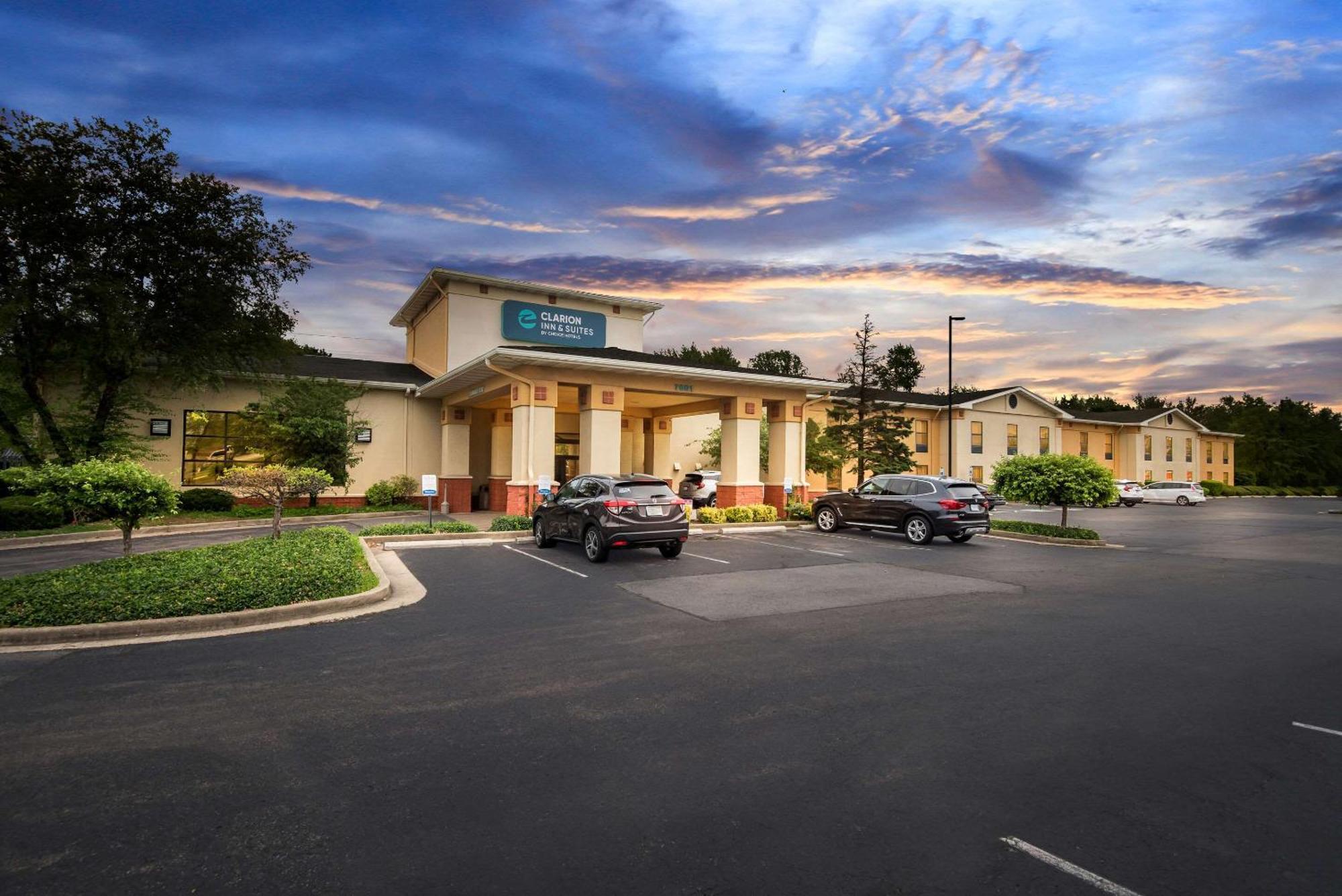 Clarion Inn & Suites Northwest Indianapolis Bagian luar foto