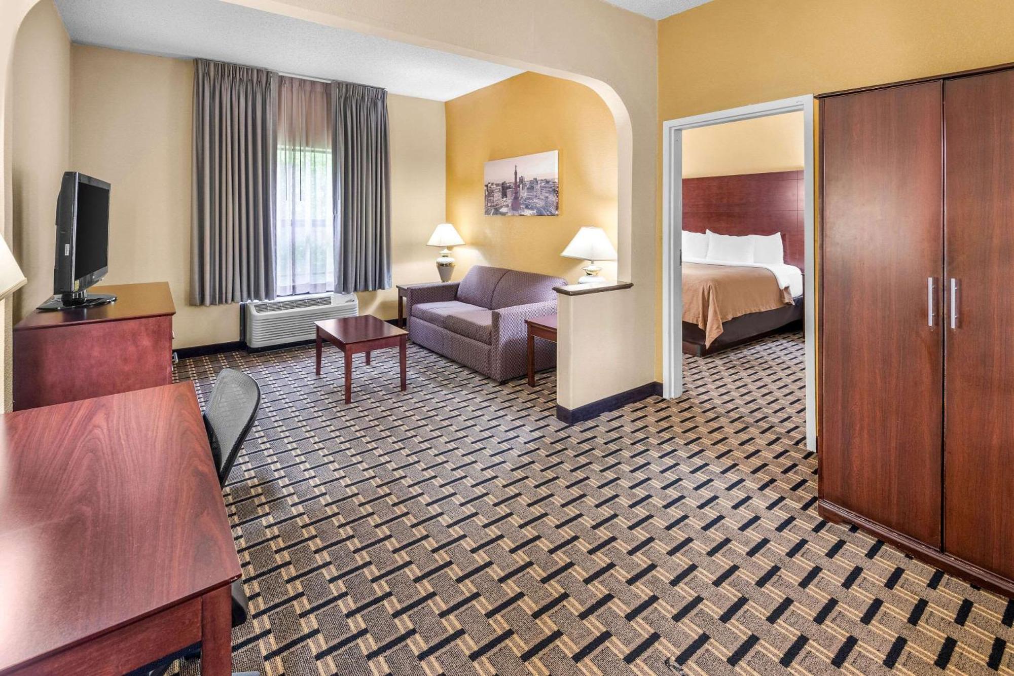 Clarion Inn & Suites Northwest Indianapolis Bagian luar foto