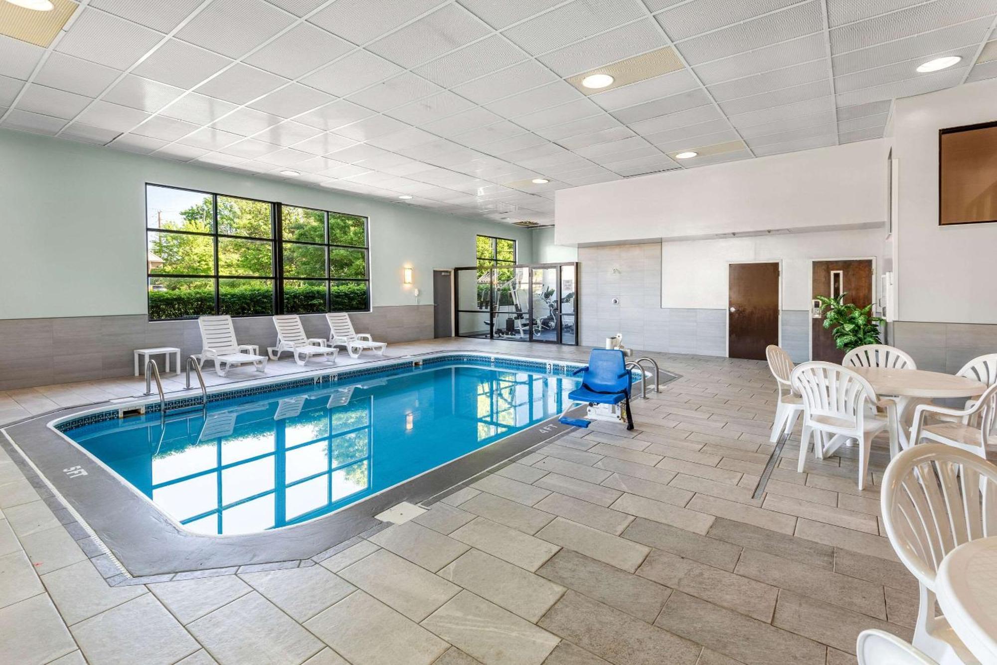 Clarion Inn & Suites Northwest Indianapolis Bagian luar foto
