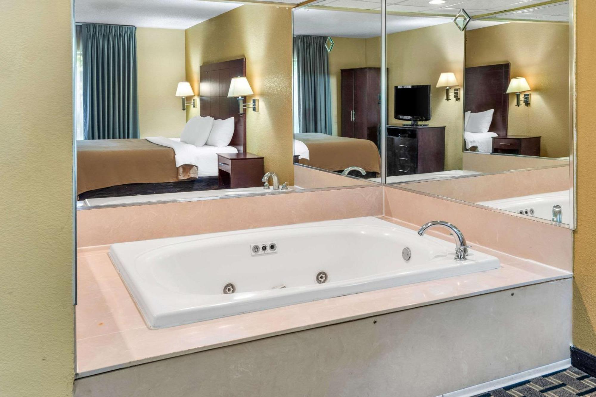 Clarion Inn & Suites Northwest Indianapolis Bagian luar foto