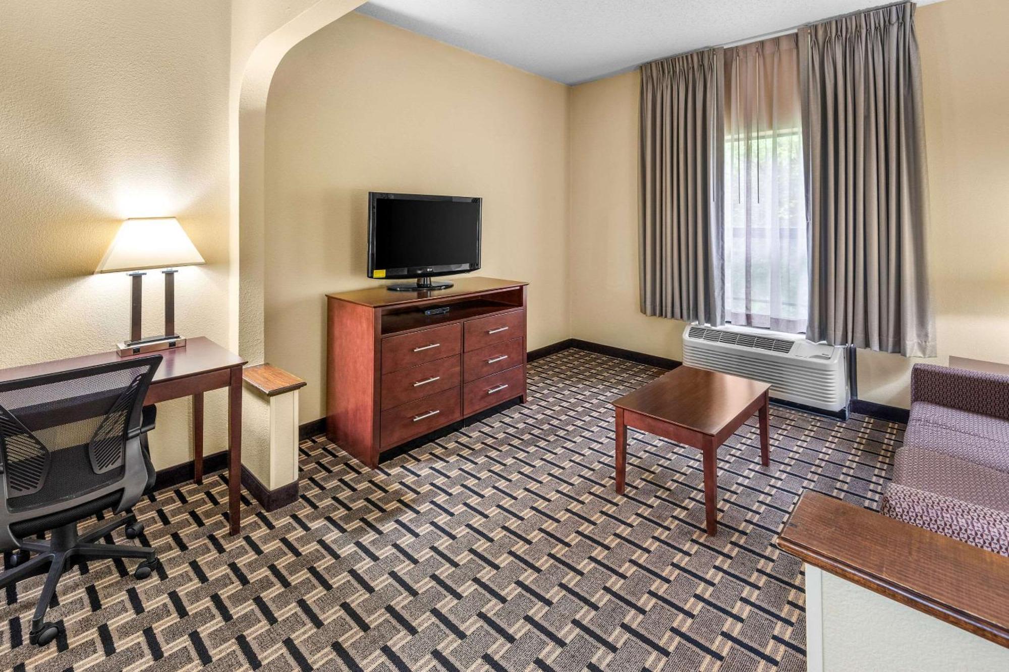 Clarion Inn & Suites Northwest Indianapolis Bagian luar foto