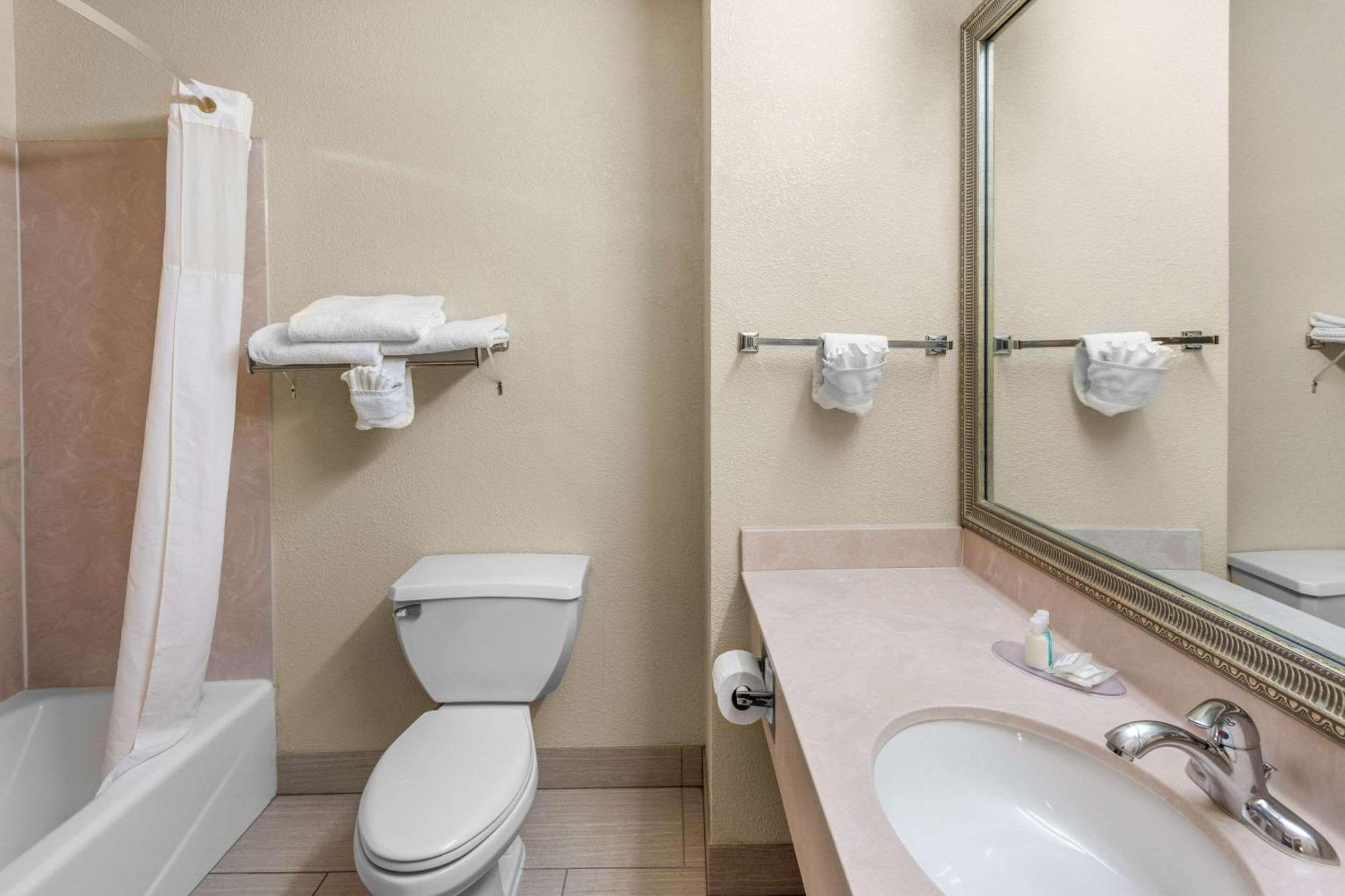 Clarion Inn & Suites Northwest Indianapolis Bagian luar foto