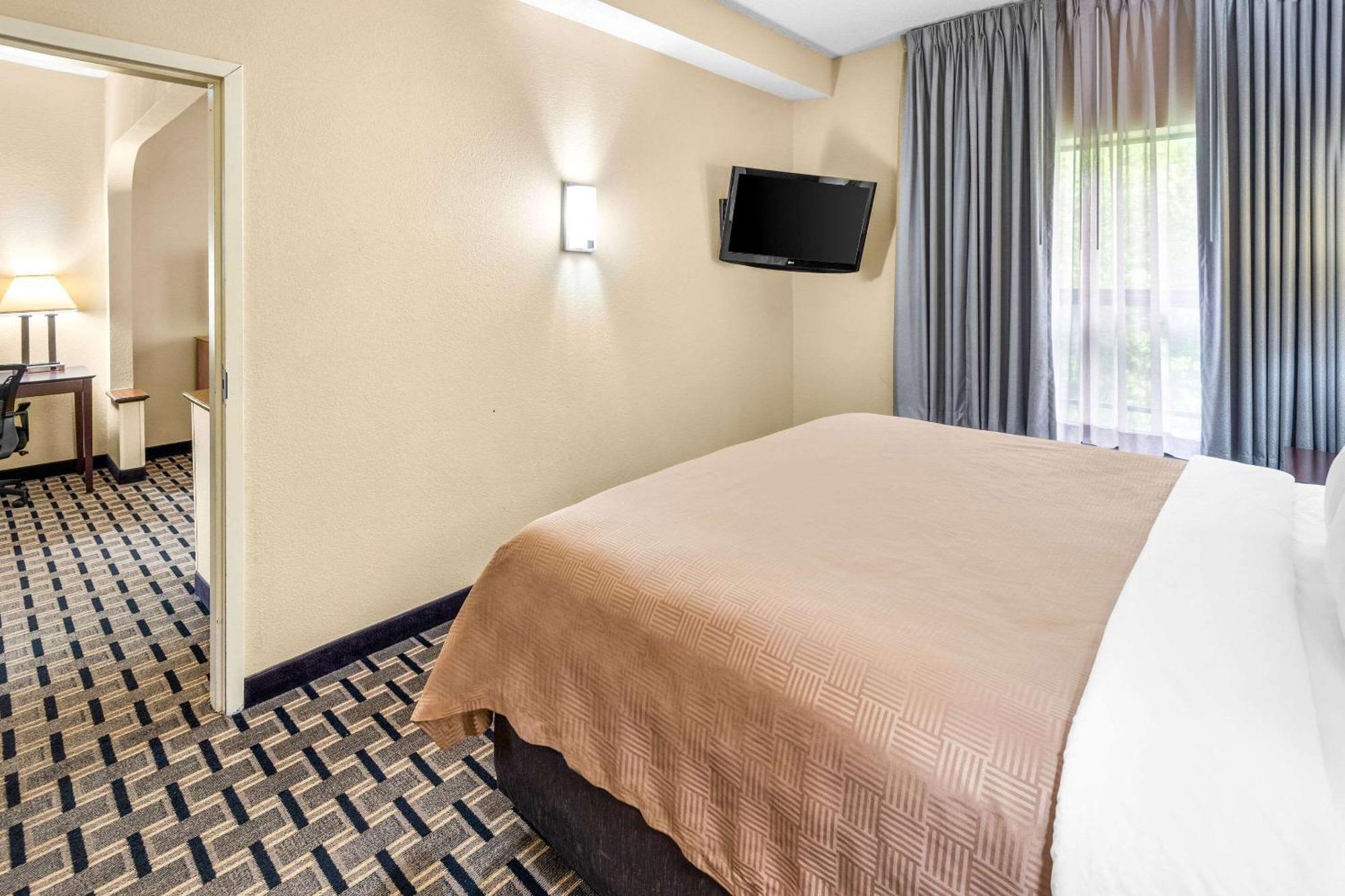 Clarion Inn & Suites Northwest Indianapolis Bagian luar foto