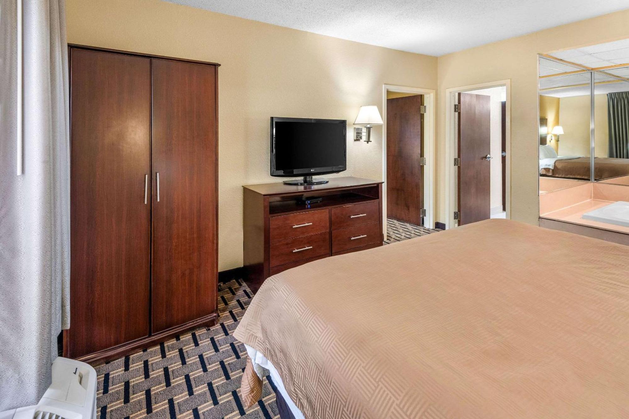 Clarion Inn & Suites Northwest Indianapolis Bagian luar foto