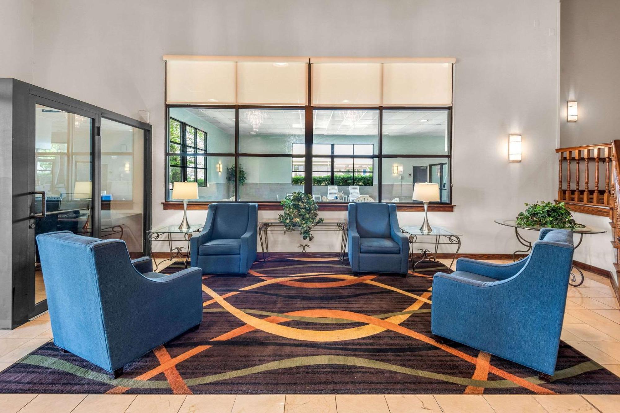 Clarion Inn & Suites Northwest Indianapolis Bagian luar foto