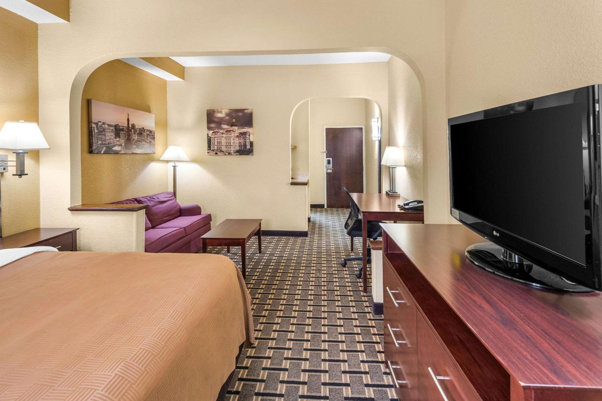 Clarion Inn & Suites Northwest Indianapolis Bagian luar foto