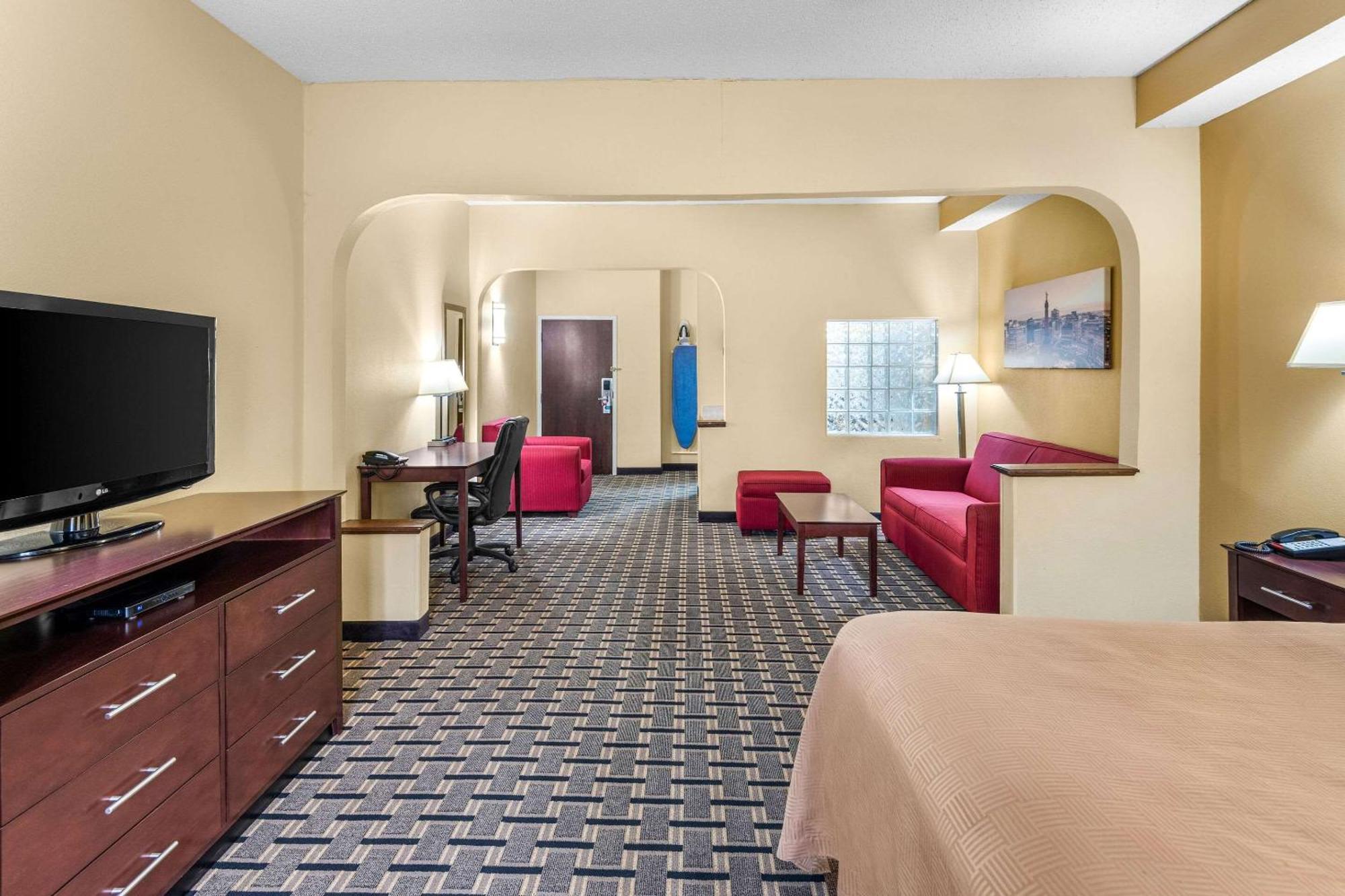 Clarion Inn & Suites Northwest Indianapolis Bagian luar foto