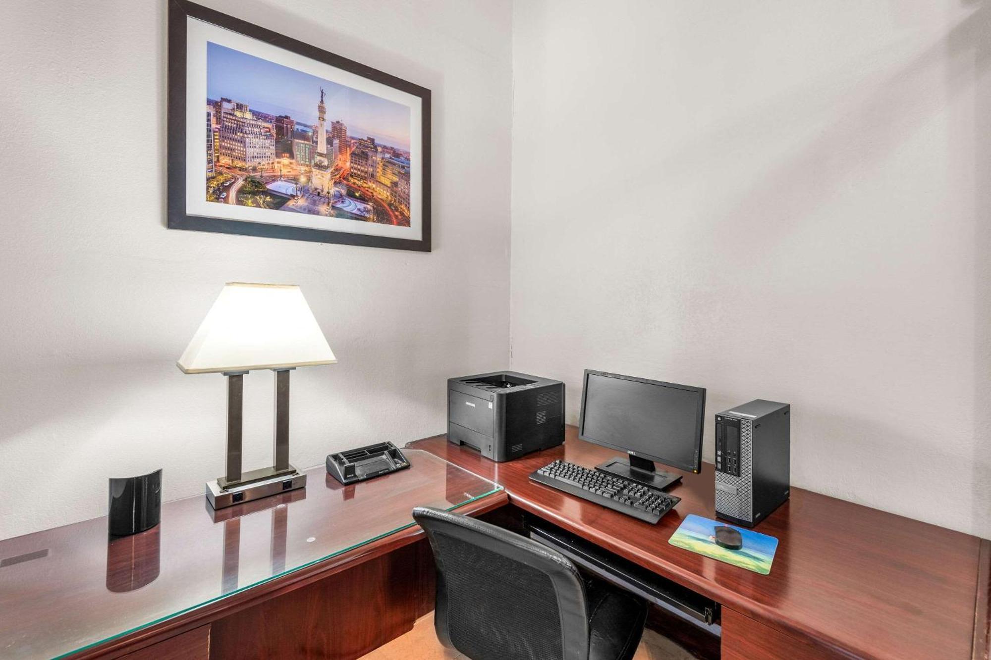 Clarion Inn & Suites Northwest Indianapolis Bagian luar foto