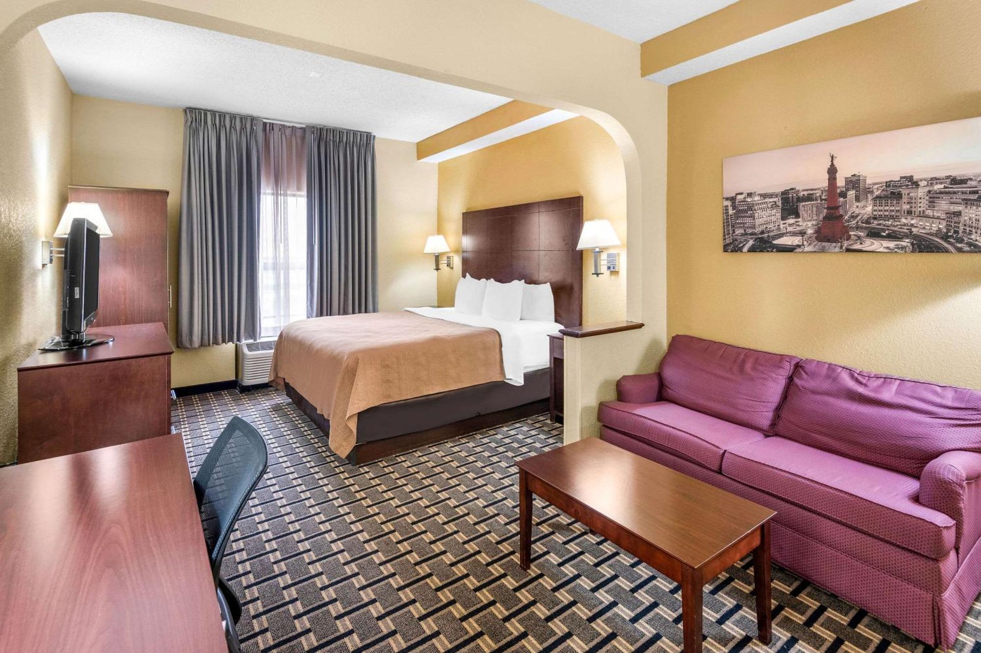 Clarion Inn & Suites Northwest Indianapolis Bagian luar foto