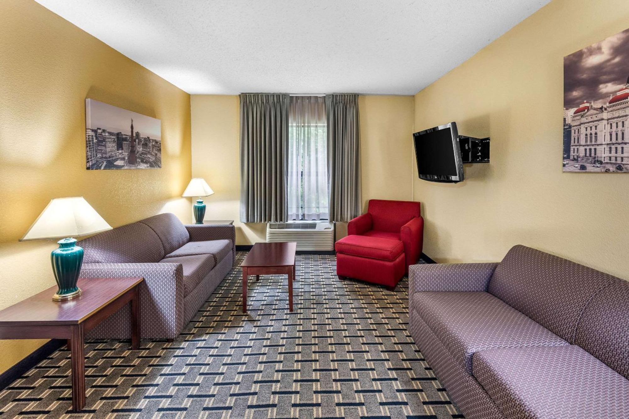 Clarion Inn & Suites Northwest Indianapolis Bagian luar foto