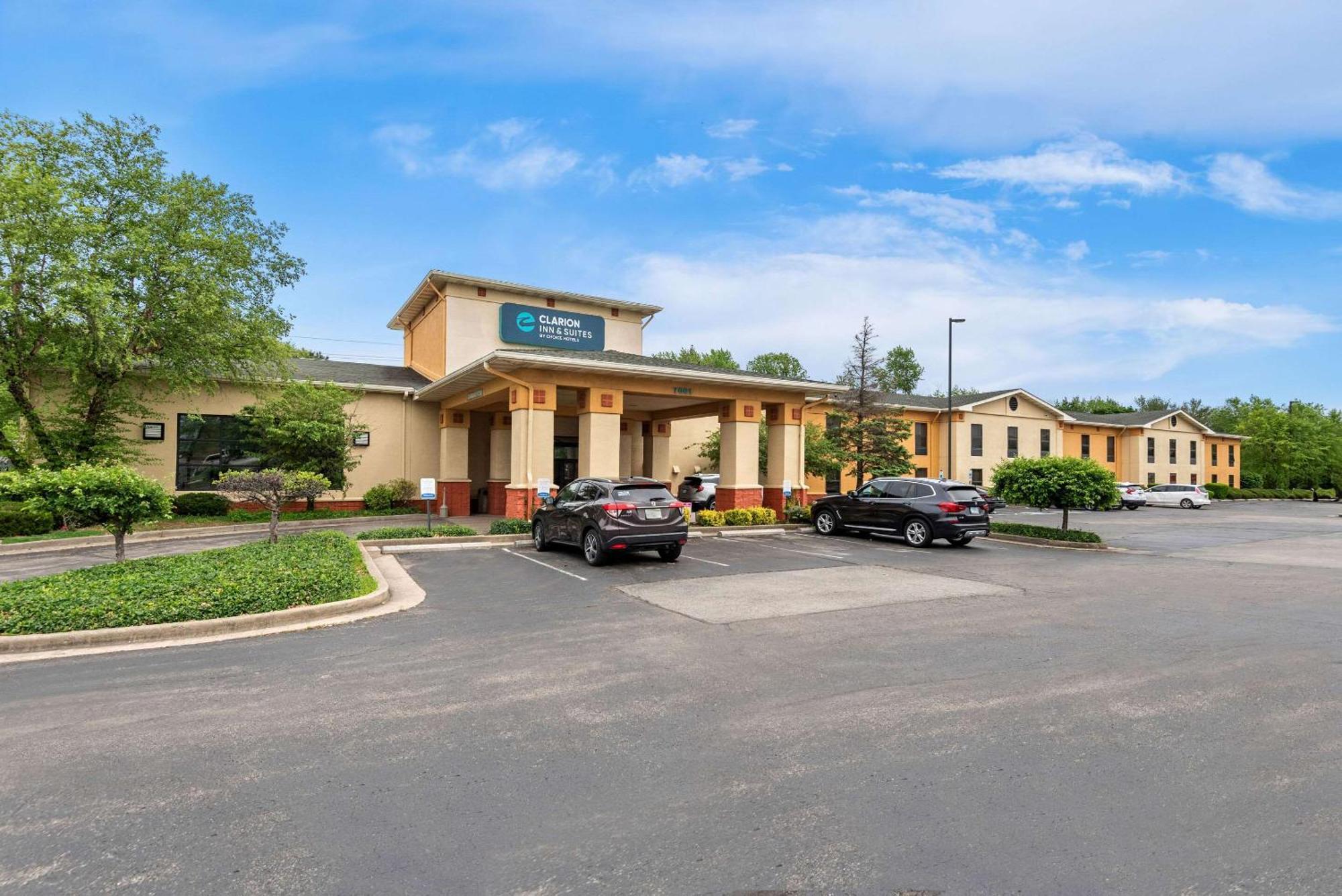 Clarion Inn & Suites Northwest Indianapolis Bagian luar foto