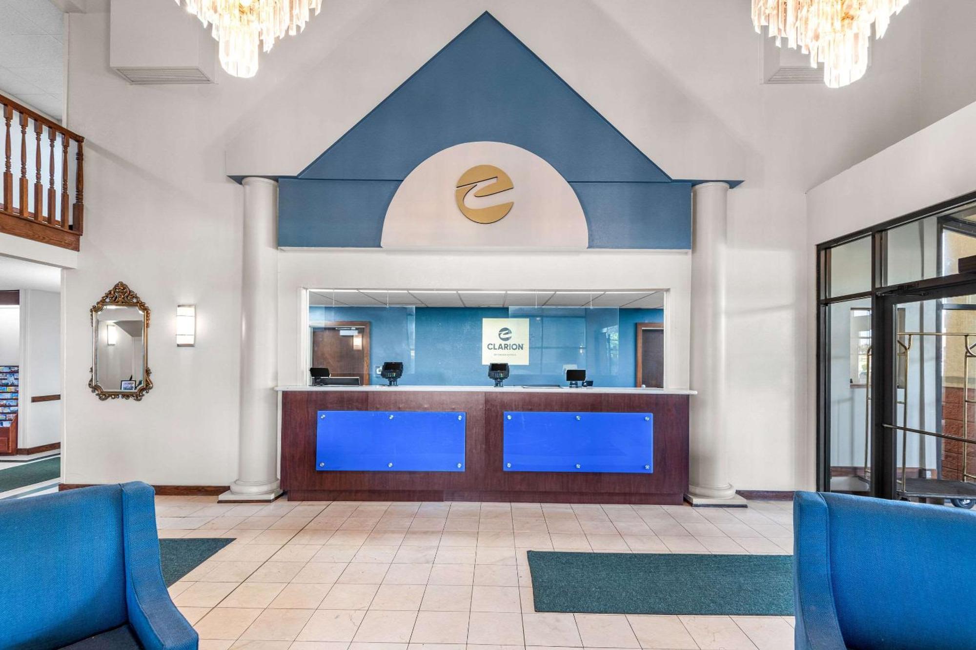 Clarion Inn & Suites Northwest Indianapolis Bagian luar foto