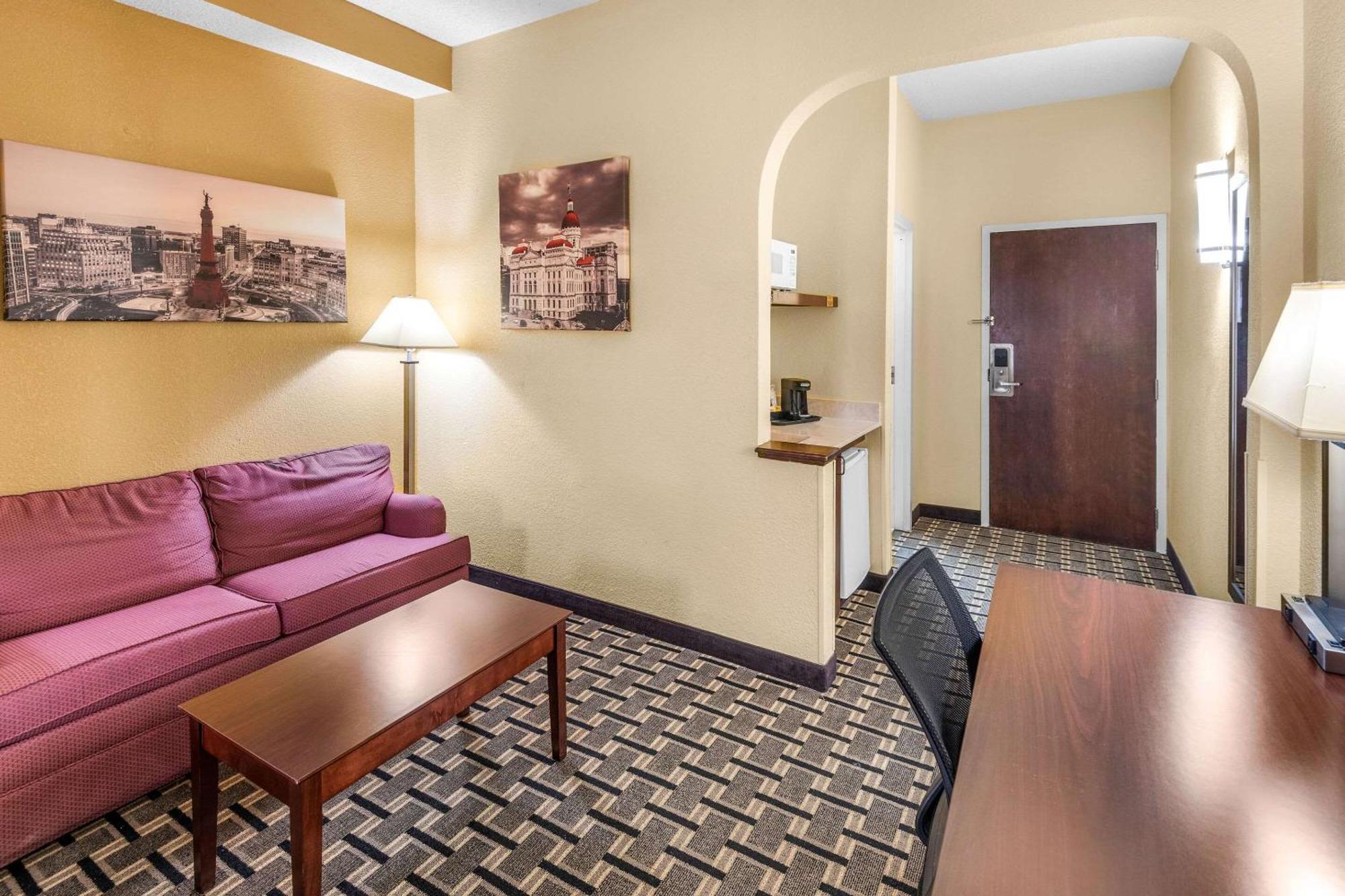 Clarion Inn & Suites Northwest Indianapolis Bagian luar foto