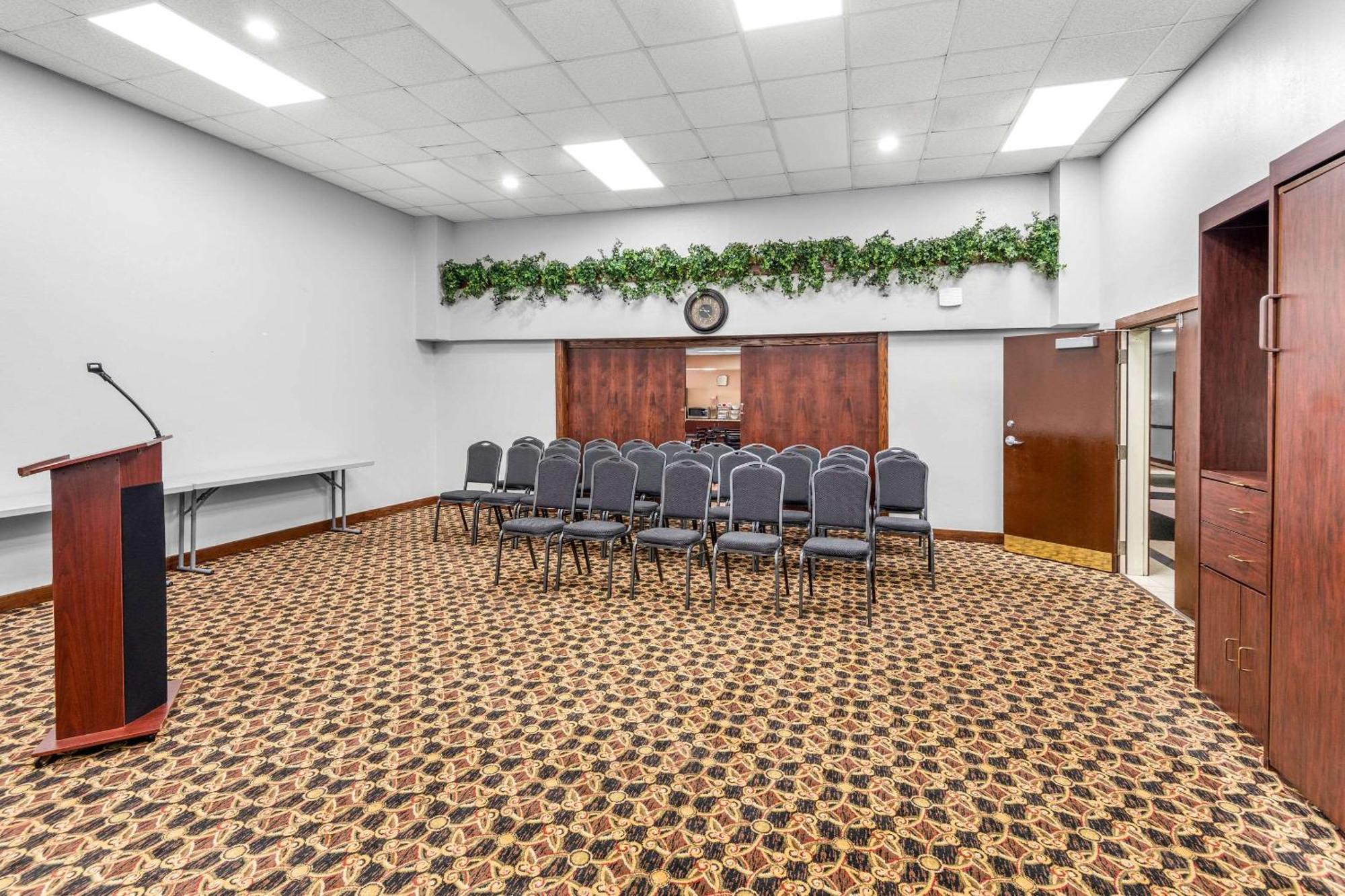 Clarion Inn & Suites Northwest Indianapolis Bagian luar foto