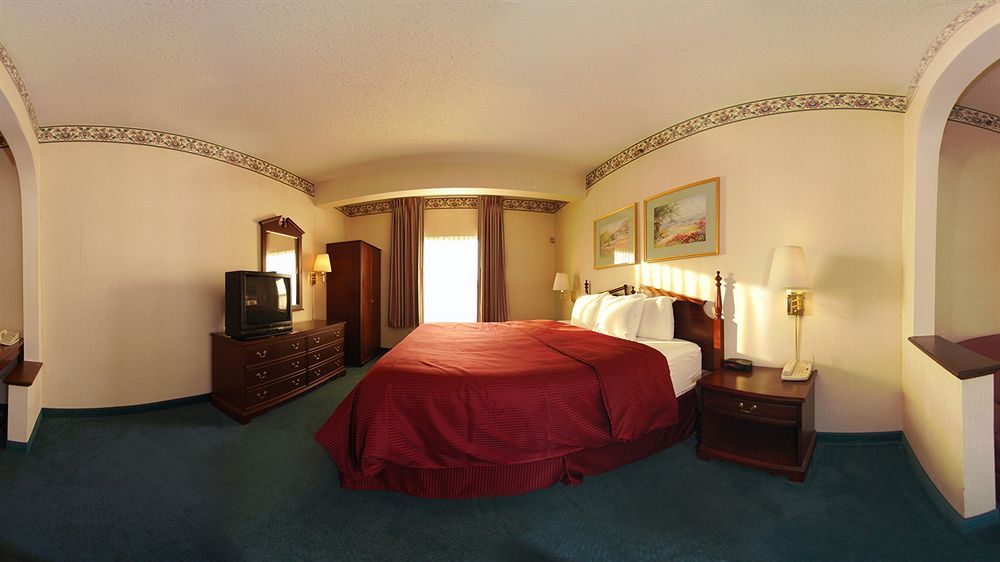 Clarion Inn & Suites Northwest Indianapolis Bagian luar foto
